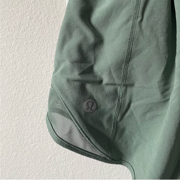 NWT Lululemon Hotty Hot High-Rise Lined Short 2.5” Grey Eucalyptus Size 4 - Picture 3 of 7